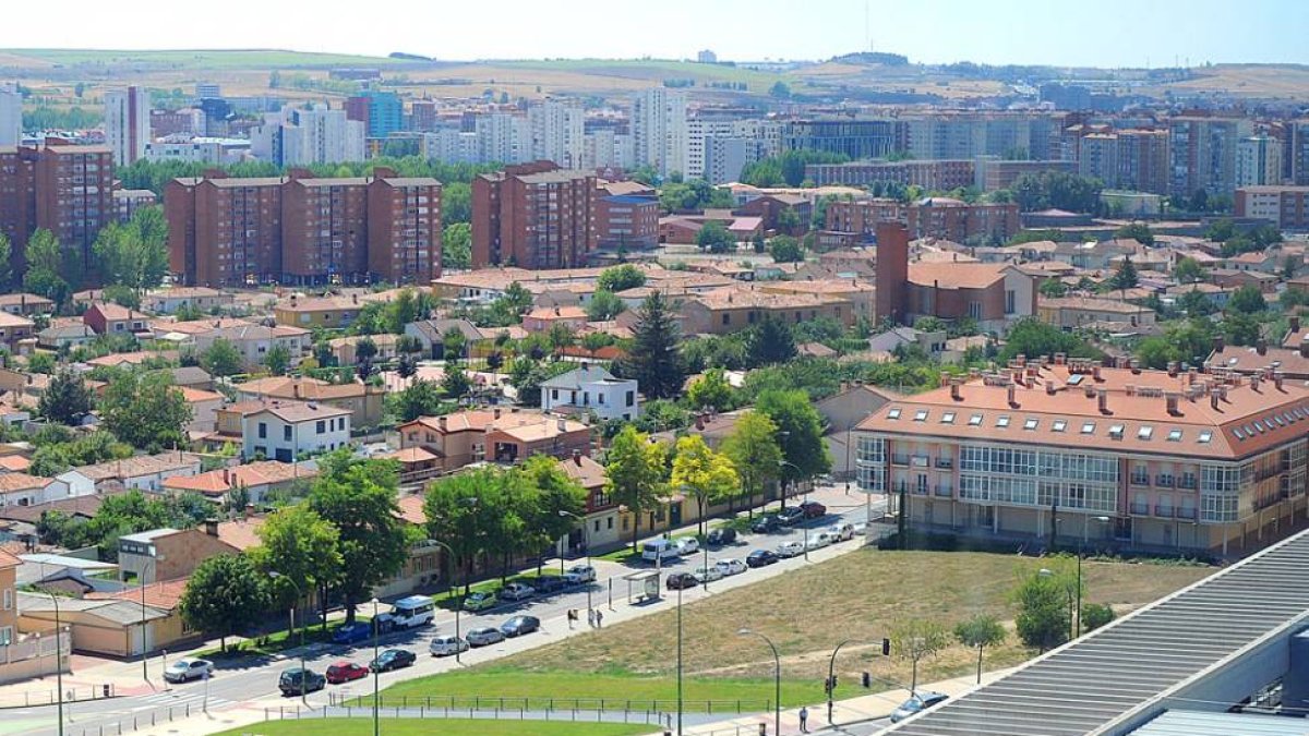 La parcela comprende la superficie verde en desnivel ubicada frente al hospital entre la calle Pozanos y la avenida Islas Canarias.-ISRAEL L. MURILLO