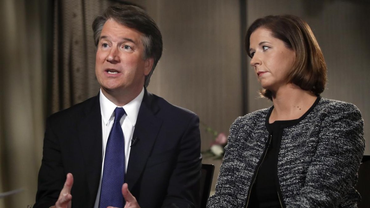 El juez Brett Kavanaugh, junto a su esposa Ashley Estes Kavanaugh, durante una entrevista con la cadena Fox.-AP
