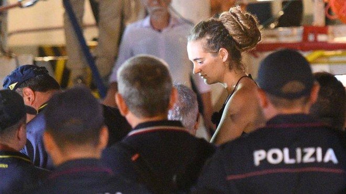 Carola Rackete, capitana del Sea Watch 3, detenida en Lampedusa.-X06551