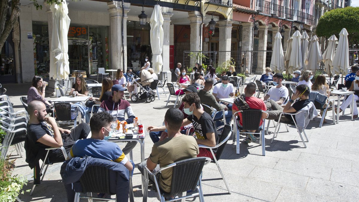 Varias personas disfrutan de un día de buen tiempo en una terraza. TOMÁS ALONSO