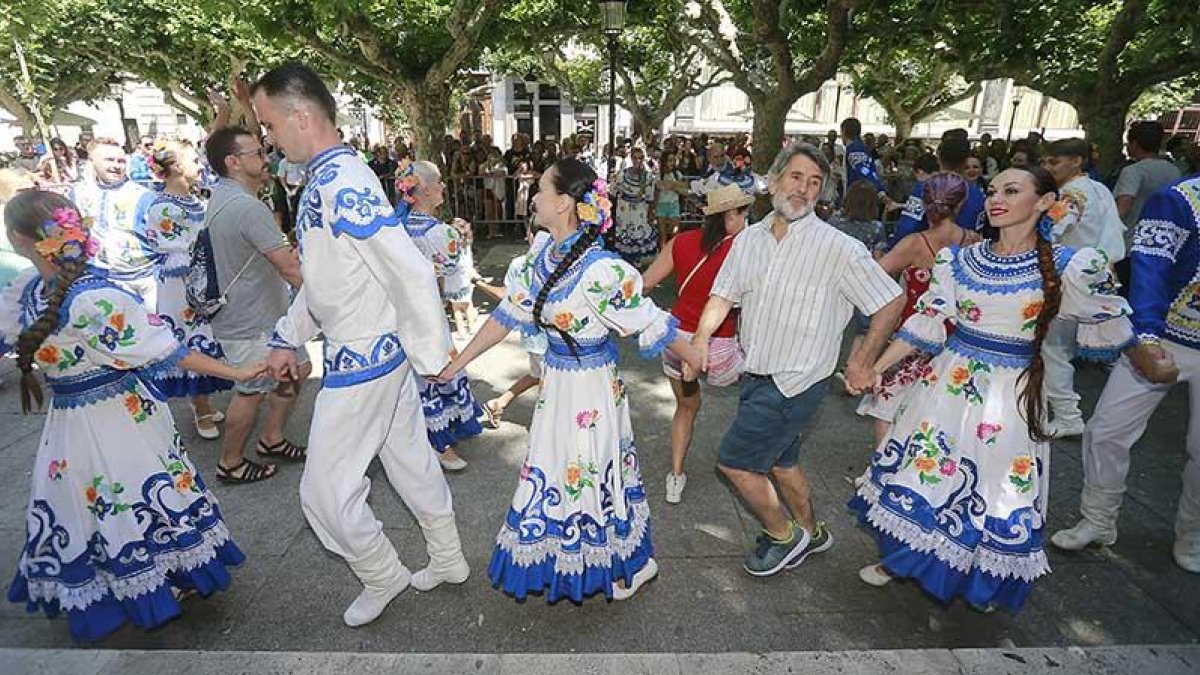 El público burgalés se animó como nunca a bailar con los integrantes de la compañía siberiana.-Raúl Ochoa