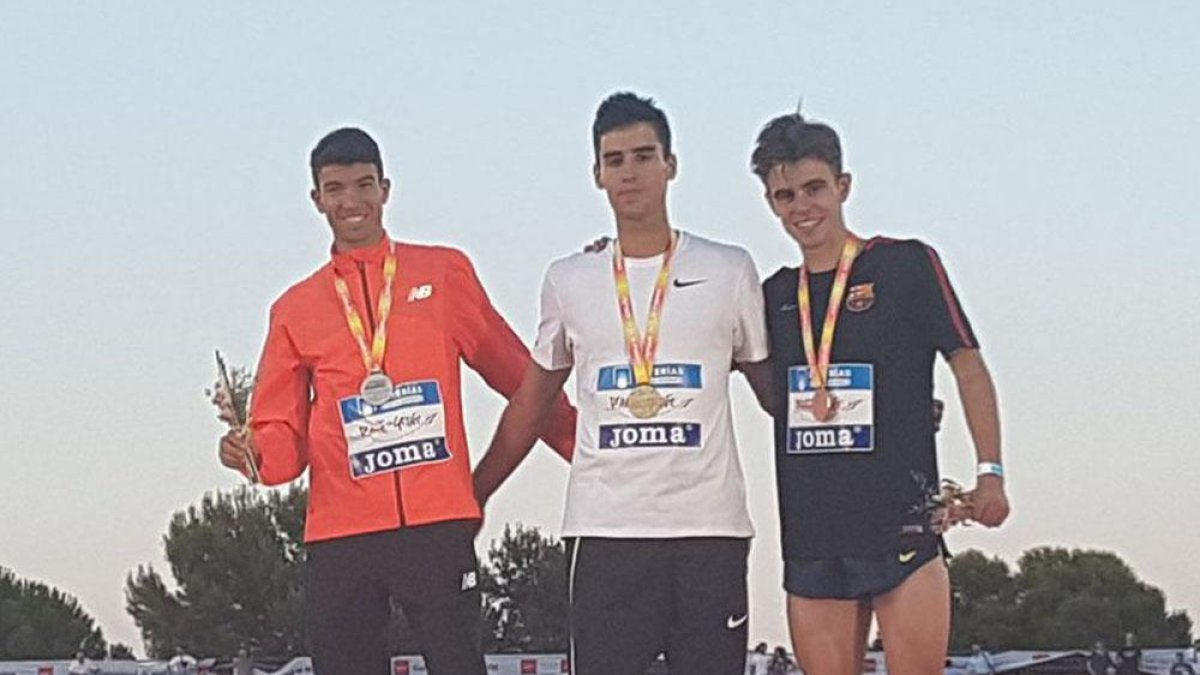 Gómez (centro)en lo más alto de podio junto a Mechaal y Ben.-@ATLETISMORFEA