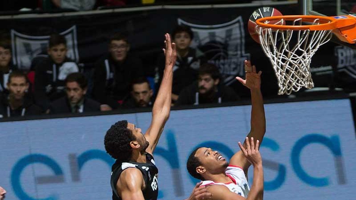Fisher deja el balón en el aro del BilbaoBasket en el partido de liga.-ACB PHOTO