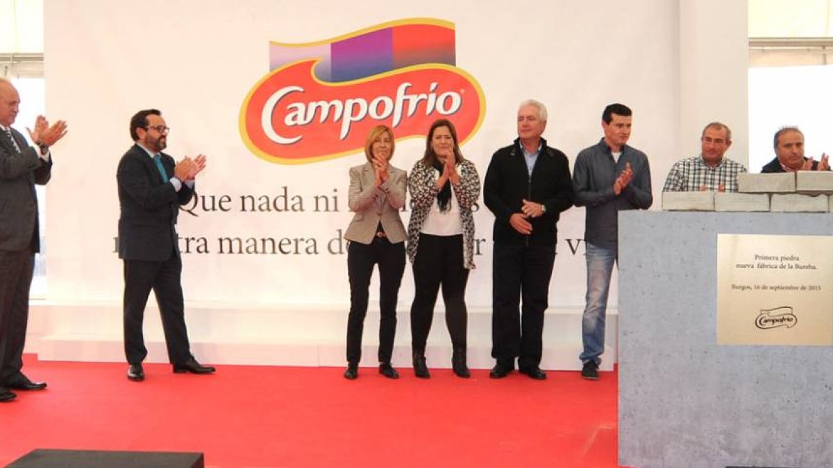 Milagros Marcos, María José Salgueiro y, tras ellas, Pedro Ballvé y Javier Lacalle, al inicio del acto.-ISRAEL L. MURILLO