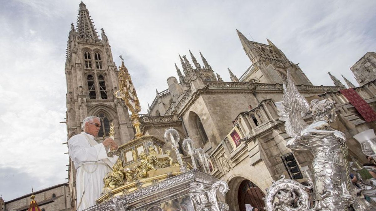 La impresionante carroza encargada de portar el Custodio parte de la Catedral burgalesa para iniciar la procesión.-SANTI OTERO