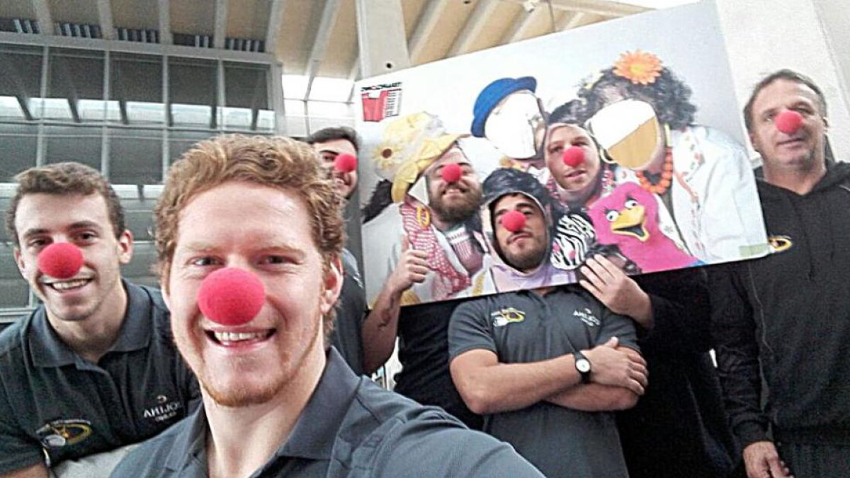 Álvaro González y Ruan Snyman posan en primer término durante la visita del UBU Colina Clinic al Hospital Universitario, ayer.-TWITTER / @RUGBYAPAREJOS