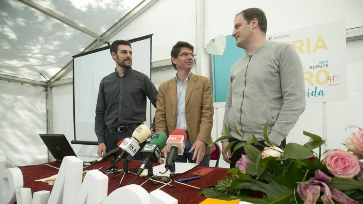 Álvaro Manso (c.) y Víctor Adot (d.), presidente y vicepresidente del gremio, en la presentación del documento.-Raúl Ochoa