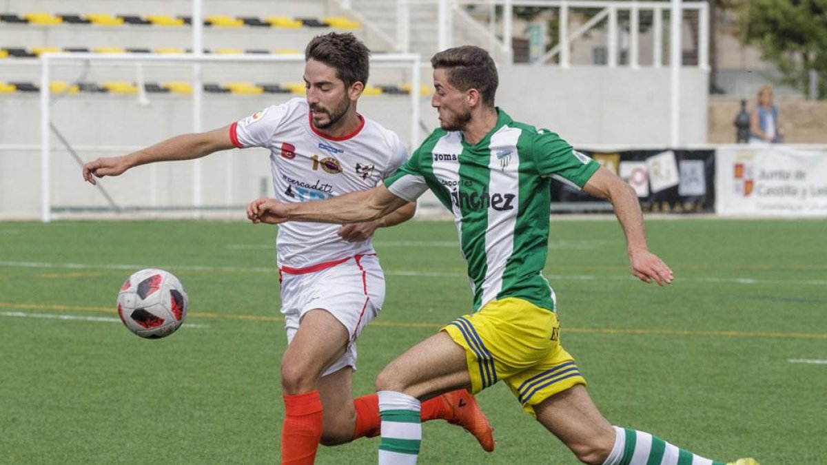Guti, autor del segundo gol del Bupolsa, cuerpea con un defensor de la Cebrereña-Santi Otero