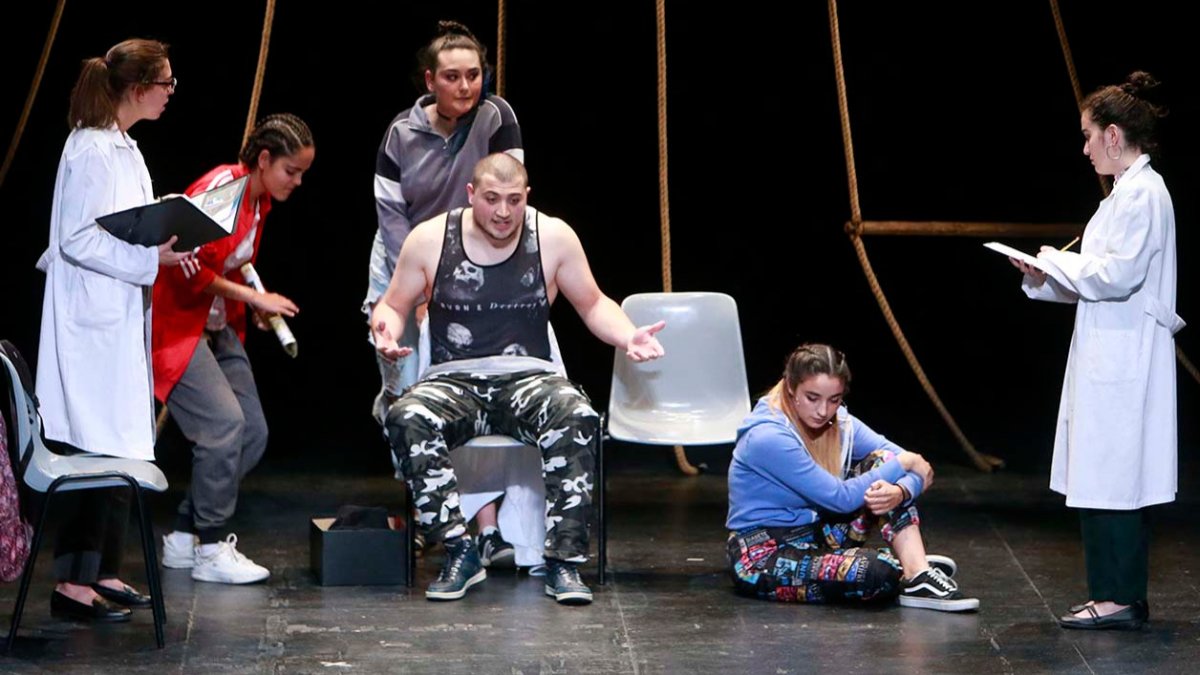 Representación de 'Malditos 16' a cargo de alumnos de la Escuela Municipal de Teatro en el Principal. RAÚL G. OCHOA