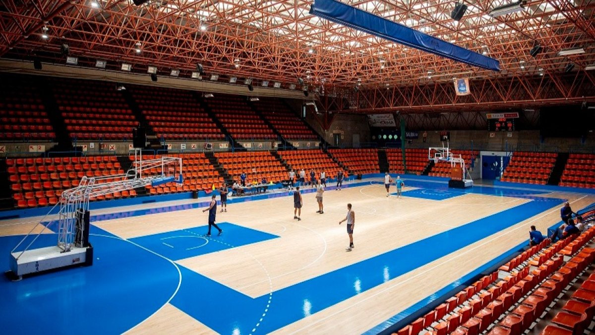 El Hereda San Pablo se ejercita desde ayer en la renovada cancha de El Plantío. SANTI OTERO