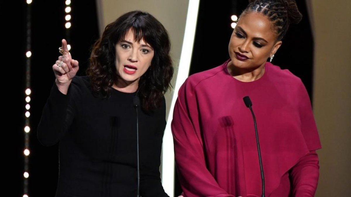 La actriz y directora italiana Asia Argento (izquierda), junto a la jurado del Festival de Cannes Ava Duvernay, este sábado.-/ AFP / ALBERTO PIZZOLI