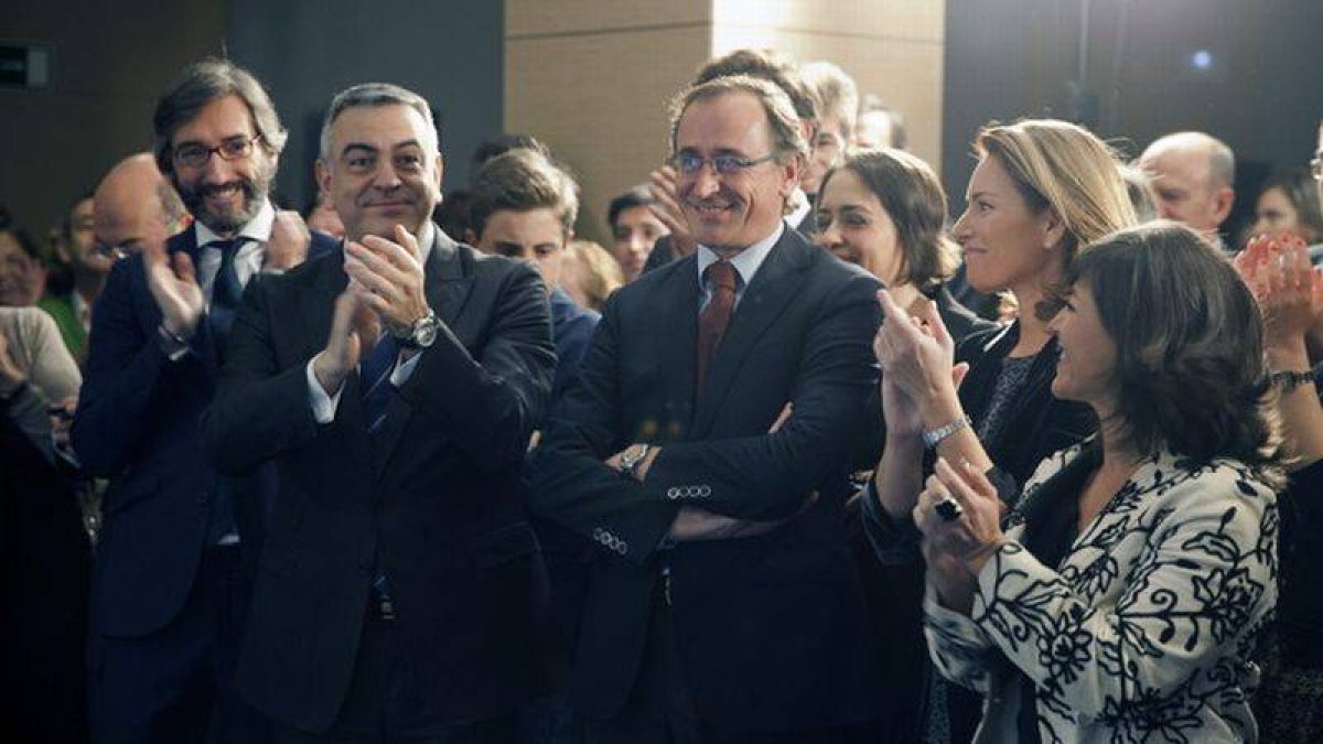 El ministro de Sanidad, Servicios Sociales e Igualdad, Alfonso Alonso recibe el aplauso de sus compañeros durante el acto de homenaje, organizado en Vitoria por el PP del País Vasco, tras su nombramiento.-Foto: DAVID AGUILAR / EFE