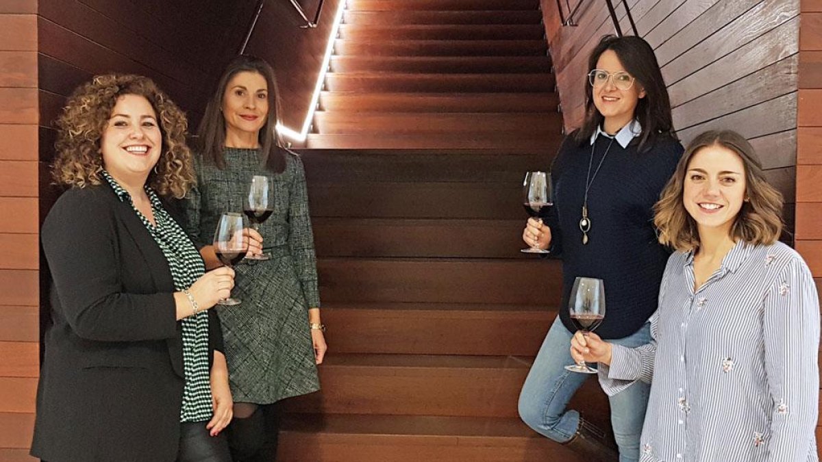 Silvia Herrera junto a Mariví Tobes, María Pilar Melado Soriano y Rebeca Tomé.-ECB
