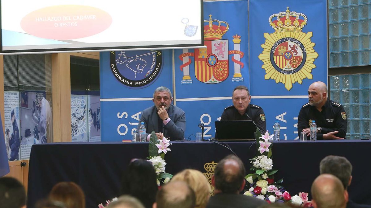 Imagen de la jornada celebrada ayer en la comisaría de Policía. RAÚL G. OCHOA
