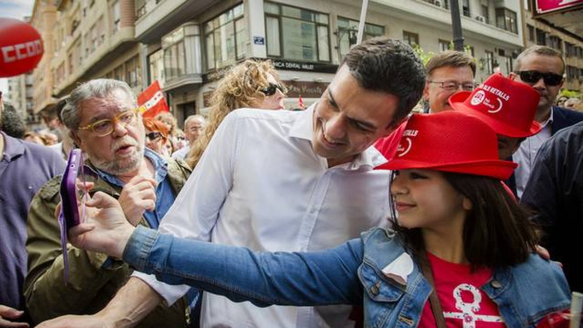 Pedro Sánchez se fotografía con una simpatizante en la manifestación del 1 de Mayo en Valencia.-MIGUEL LORENZO