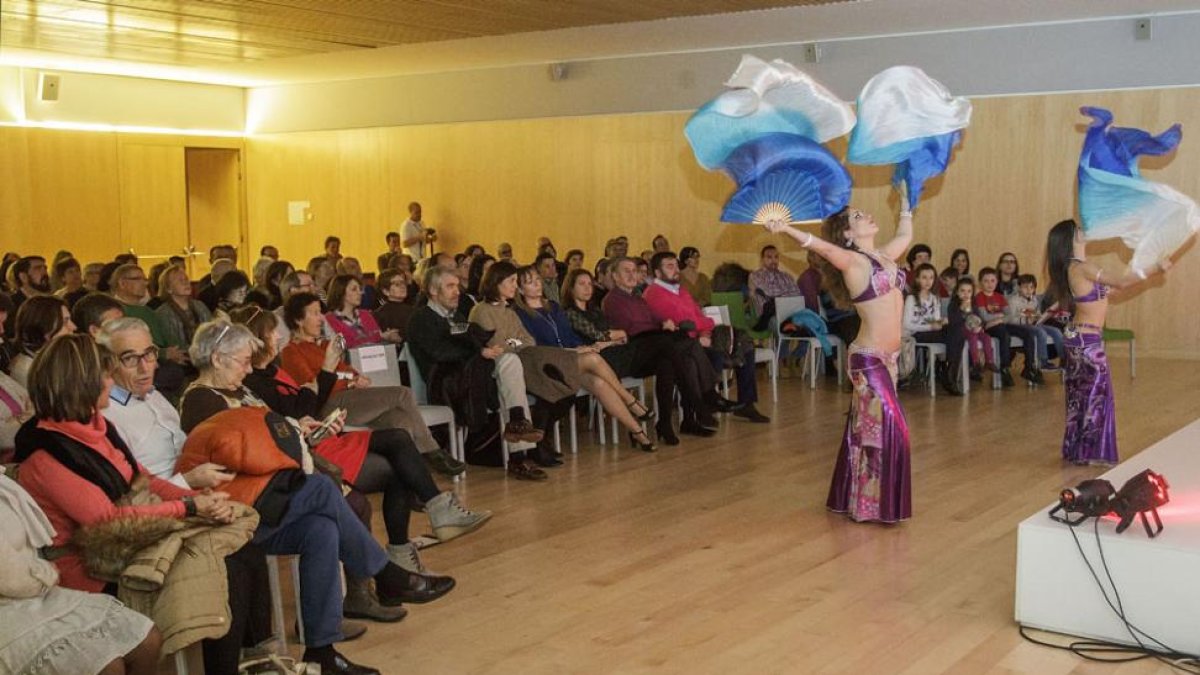 Imagen de una de las actuaciones de ayer en el salón de actos del Museo de la Evolución.-SANTI OTERO