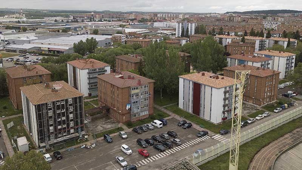 Vista general del barrio de San Cristóbal con algunas de sus comundiades rehabilitadas, otras en proceso y otras pendientes.-ISRAEL L. MURILLO