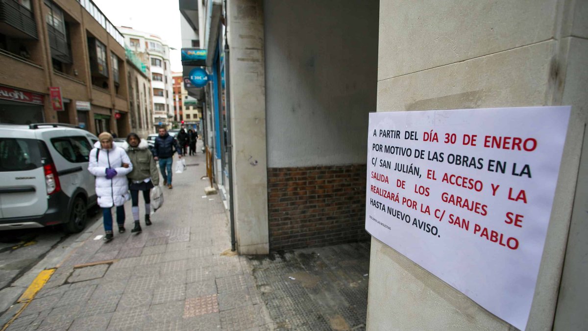 La calle San Julián, en la zona sur, será de plataforma única para peatones y vehículos que vayan a garajes. En la imagen se avisa del inicio de las obras el 30 de enero. TOMÁS ALONSO