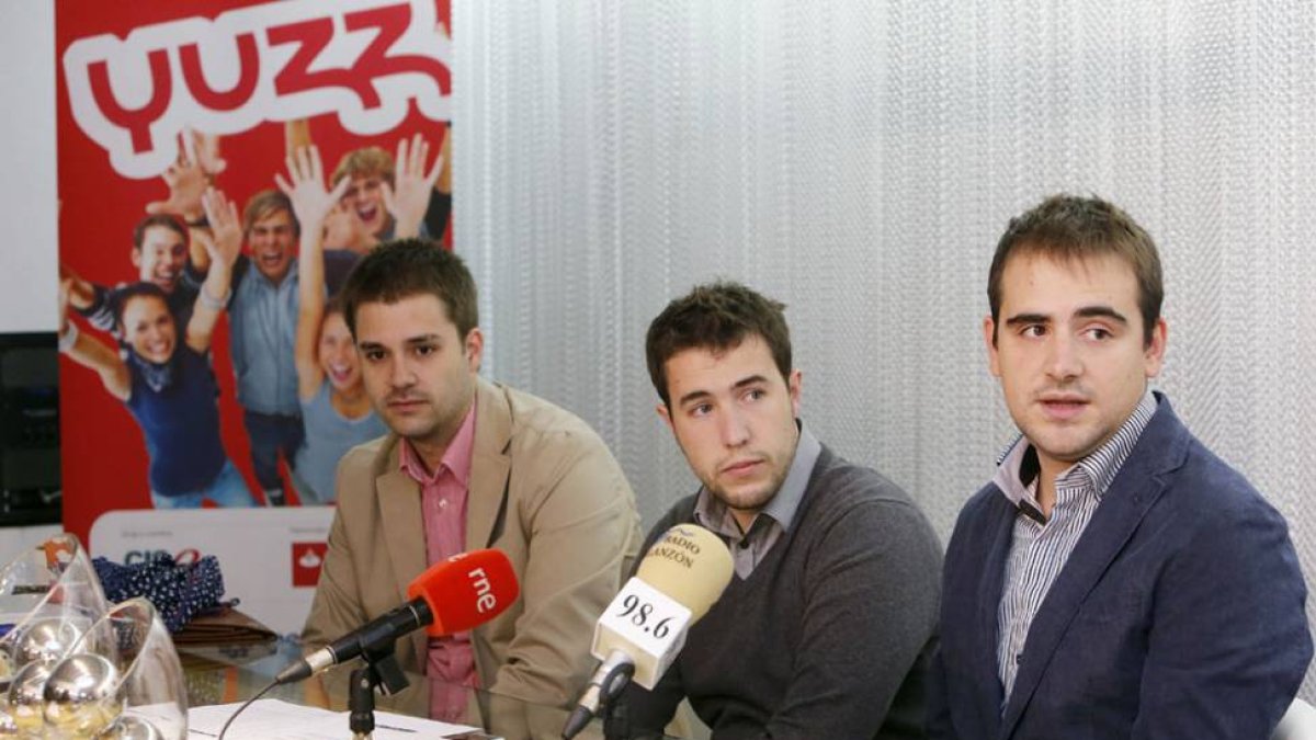 Fernando Pérez, Diego García y Roberto Villuela durante la explicación de su idea ganadora.-RAÚL G. OCHOA