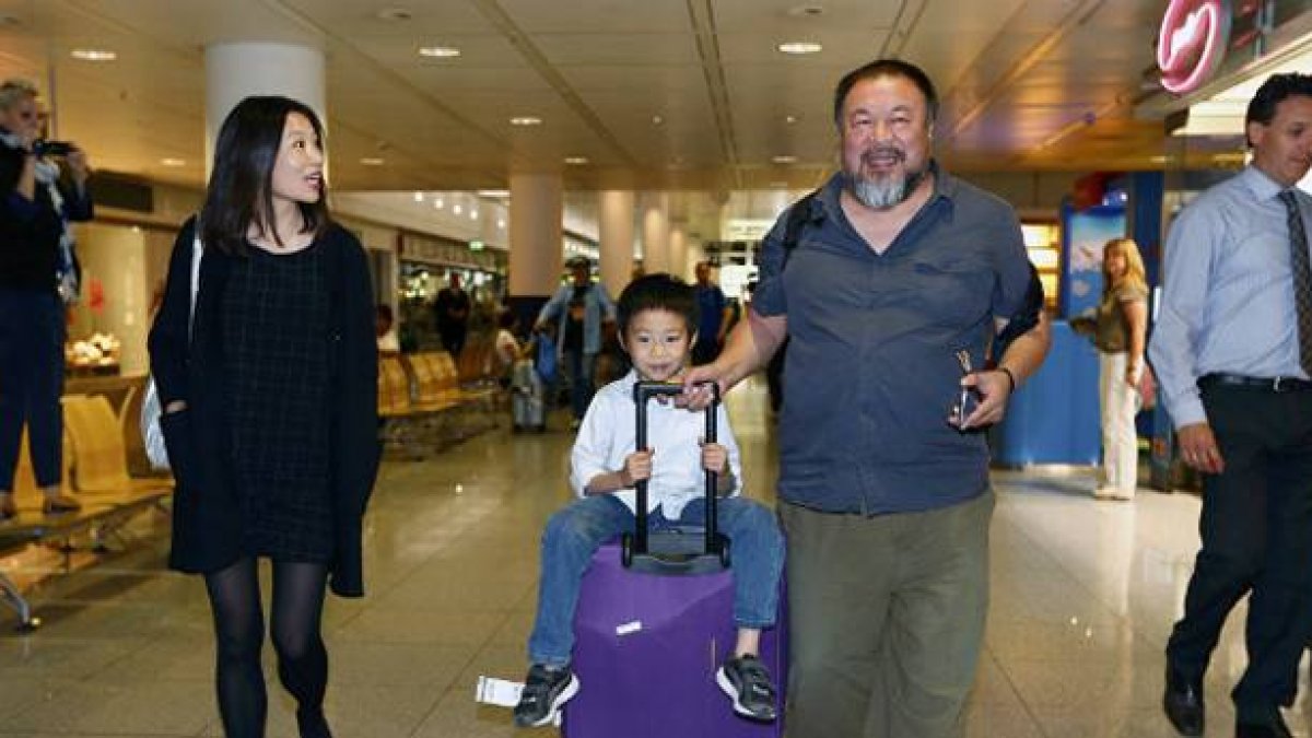 El artista y crítico del régimen chino, Ai Weiwei, con su hijo, Ai Lao, y su pareja, Wang Fen , a su llegada al aeropuerto de Múnich, este jueves.-Foto: REUTERS / MICHAELA REHLE