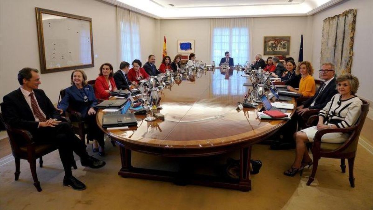 Pedro Sanchez preside uno de los últimos Consejo de Ministros del año que ha terminado.-JOSÉ LUIS ROCA