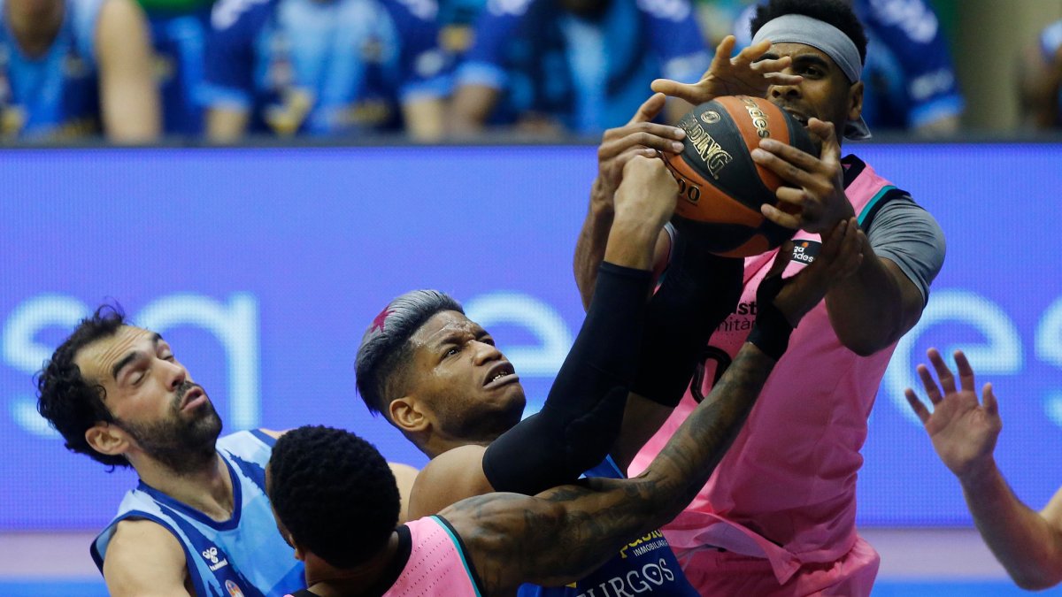 Rivero lucha con Davies por el control del rebote. SANTI OTERO