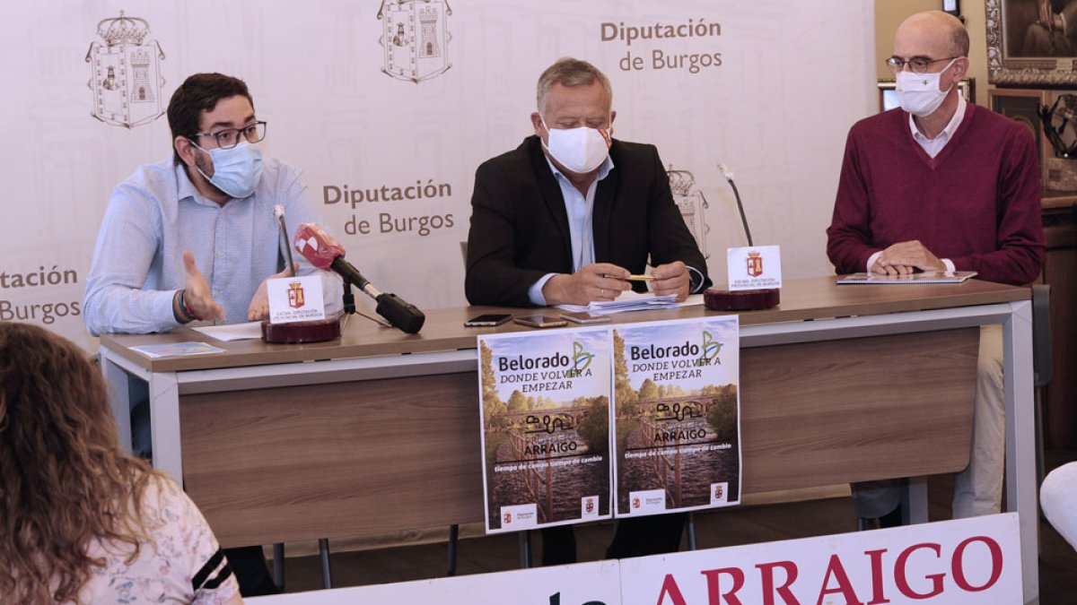 Álvaro Eguiluz, Lorenzo Rodríguez y Enrirque Martínez en la presentación de Proyecto Arraigo. ISRAEL L. MURILLO