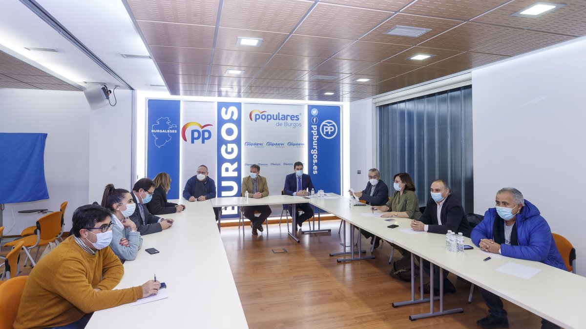 Miembros del PP de Burgos se reunían ayer para valorar el adelanto electoral. SANTI OTERO