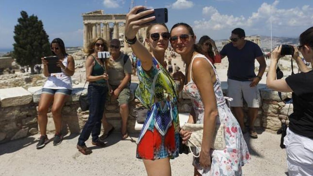 Turistas en el Partenón de Atenas.-Foto: AP