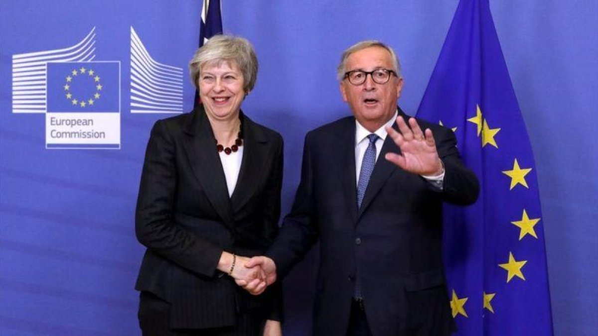 Theresa May y Jean-Claude Juncker, en Bruselas.-REUTERS / YVES HERMAN