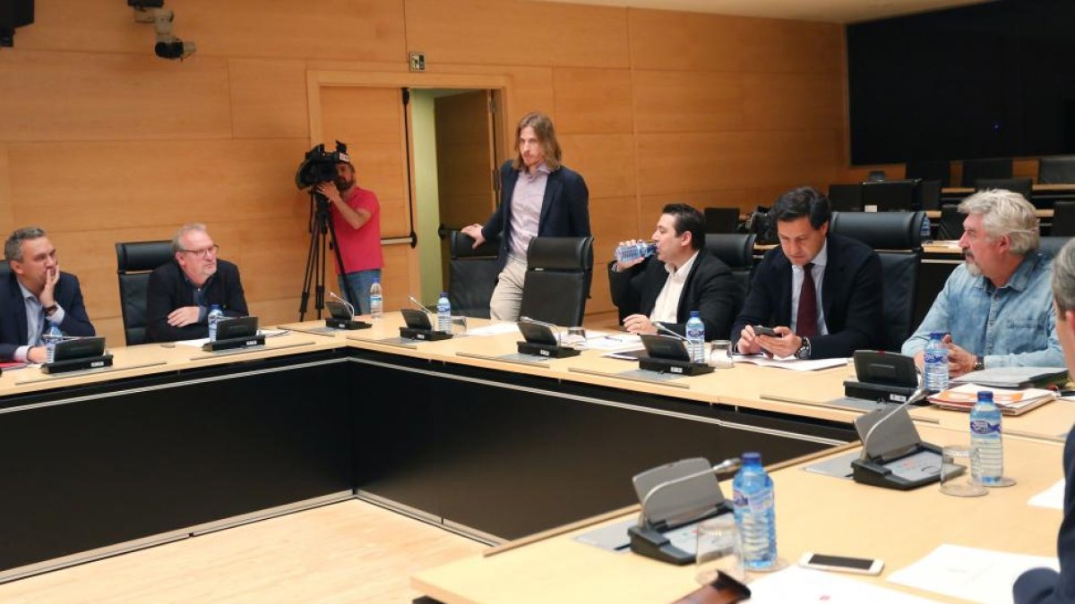 Los procuradores y portavoces de los grupos políticos, ayer, en la comisión de investigación sobre la trama eólica.-ICAL