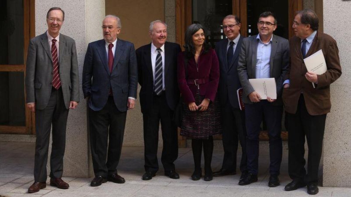Los autores del documento Ideas para una reforma de la Constitución en la presentación del informe.-DAVID CASTRO