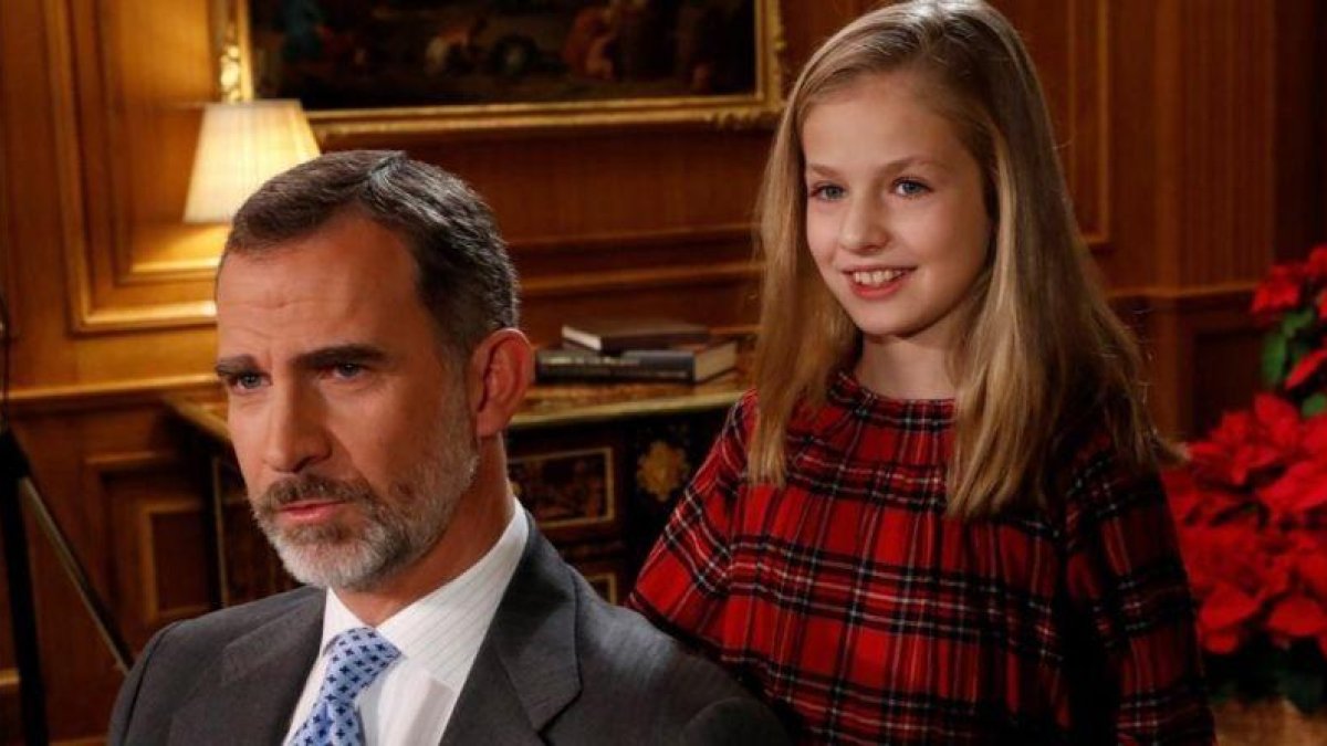 El rey Felipe y su hija Leonor, Princesa de Asturias, el día en el que se grabó el mensaje de Nochebuena.-CASA DEL REY