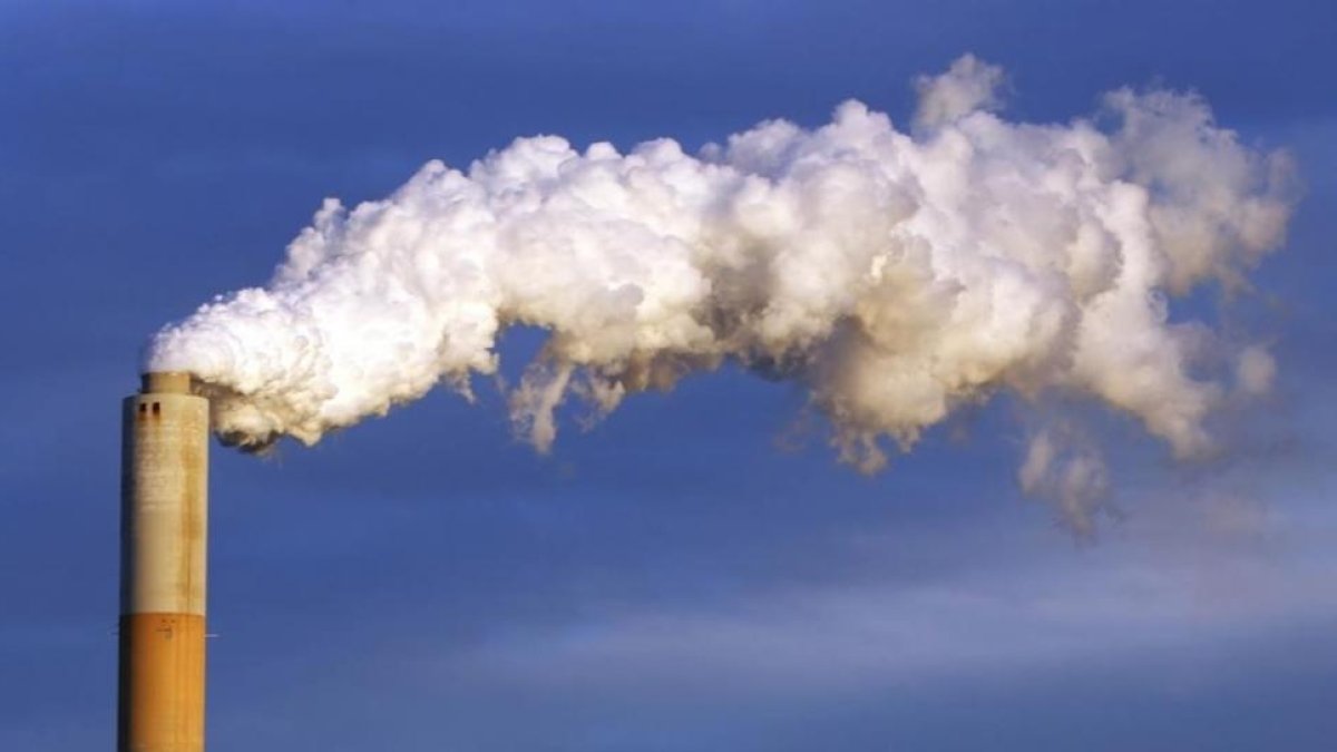 Chimenea en la central térmica de Merrimack, en Bow (Nuevo Hampshire, Estados Unidos).-AP / JIM COLE