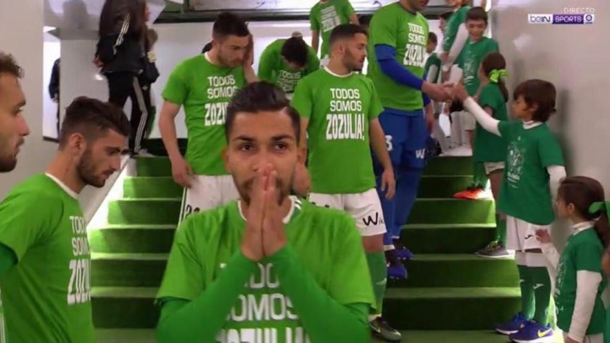 Los jugadores del Betis han mostrado su apoyo a Roman Zozulya al inicio del partido de Liga ante el Valencia en el estadio Benito Villamarín.-BEIN SPORTS