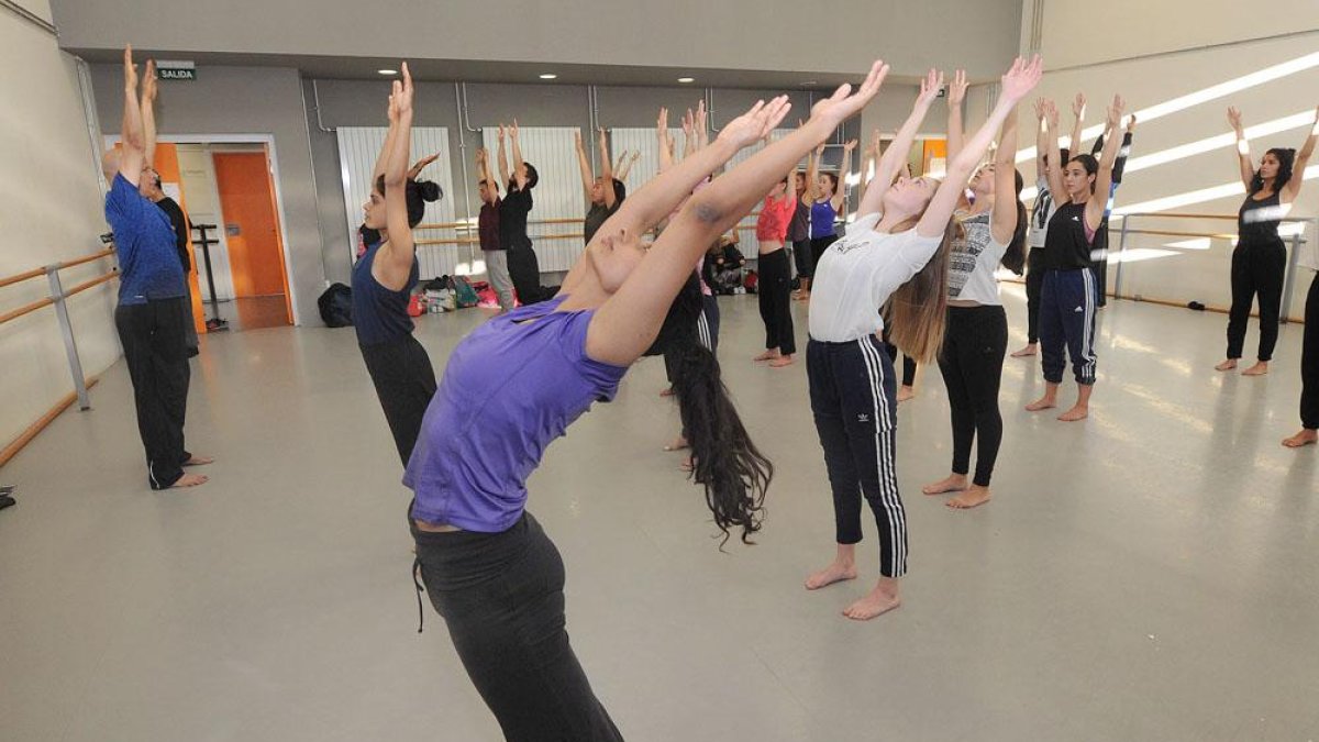 Alumnos de la Escuela Profesional de Danza de Castilla y León en una clase.-ISRAEL L. MURILLO