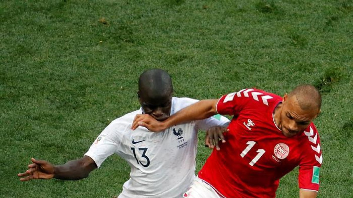Kanté y Braithwaite pelean por un balón-YURI KOCHETKOV