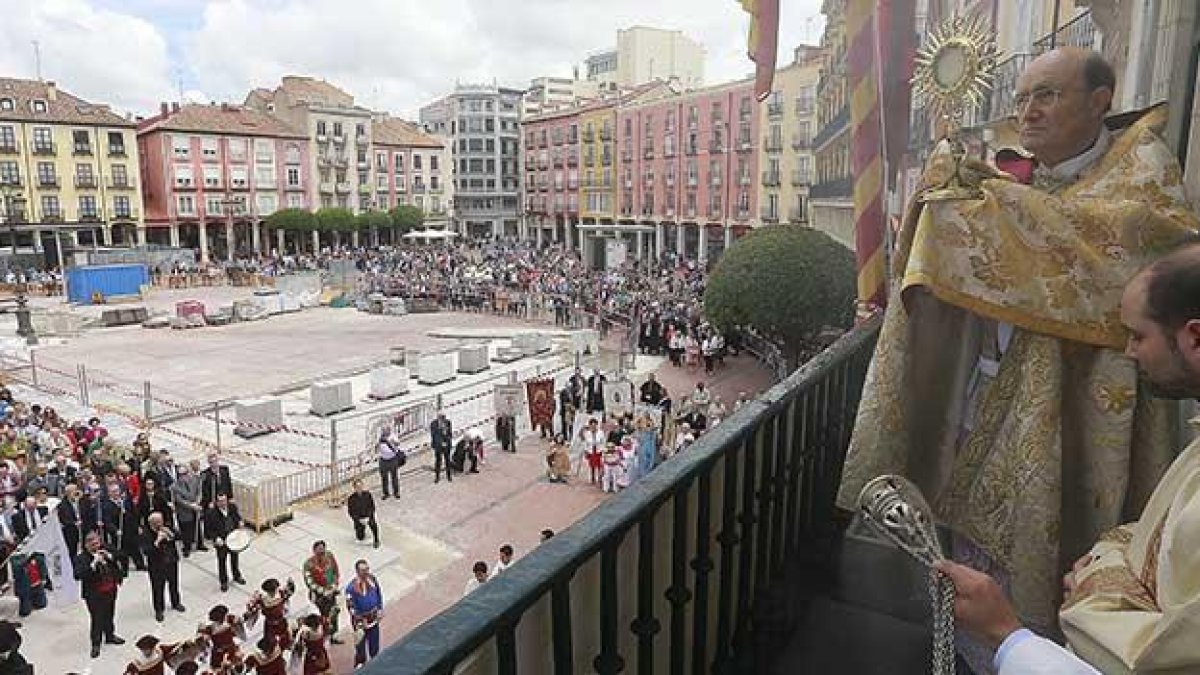 Fidel Herráez muestra la Custodia ante los fieles congregados bajo el balcón del Ayuntamiento en el momento de la bendición.-RAÚL G. OCHOA