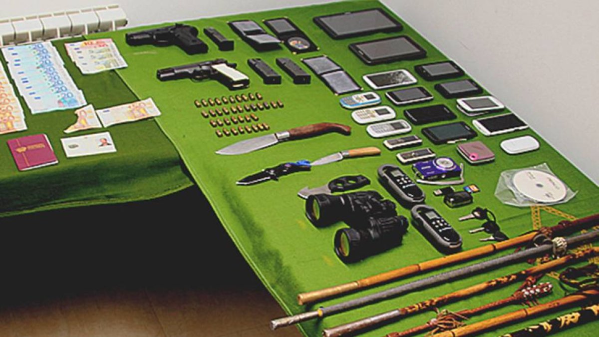 Material incautado a los detenidos.-ECB