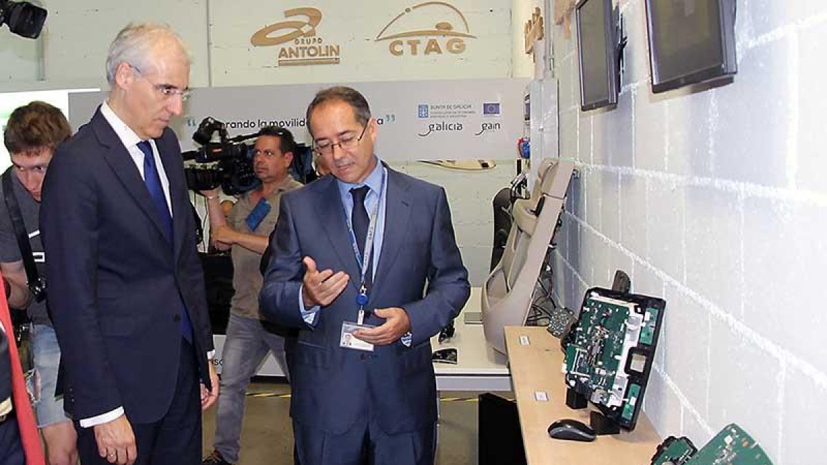 Javier Villacampa presentó las novedades a Francisco Conde, conselleiro de Industria de la Xunta de Galicia.-ECB