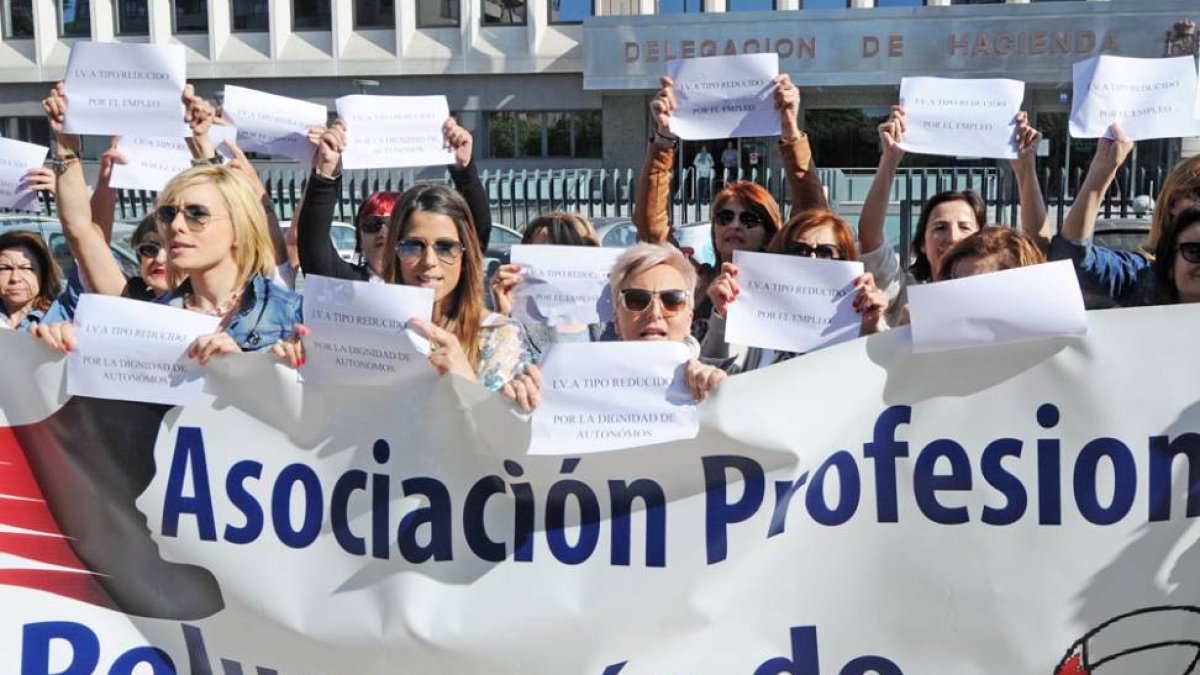 Las peluqueras protestando frente a la delegación de Hacienda en la capital burgalesa.-ISRAEL L. MURILLO
