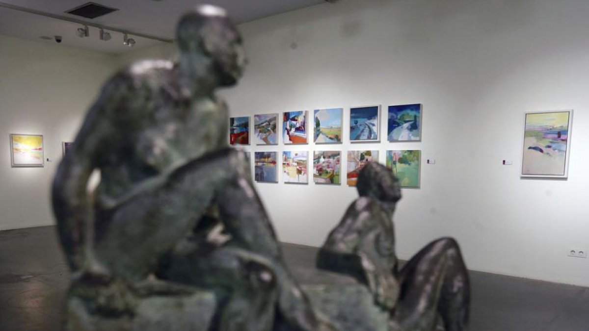 Las esculturas de Francisco Ortega enmarcan la colección de pinturas de Rubén Arroyo.-Raúl Ochoa