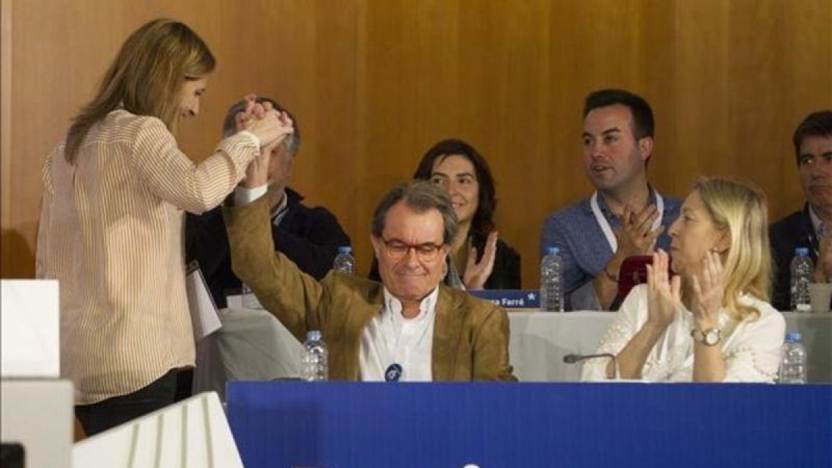 Artur Mas choca la mano con Marta Pascal tras intervenir en el Consell Nacional del PDECat este sábado en Barcelona.-MARTA PEREZ