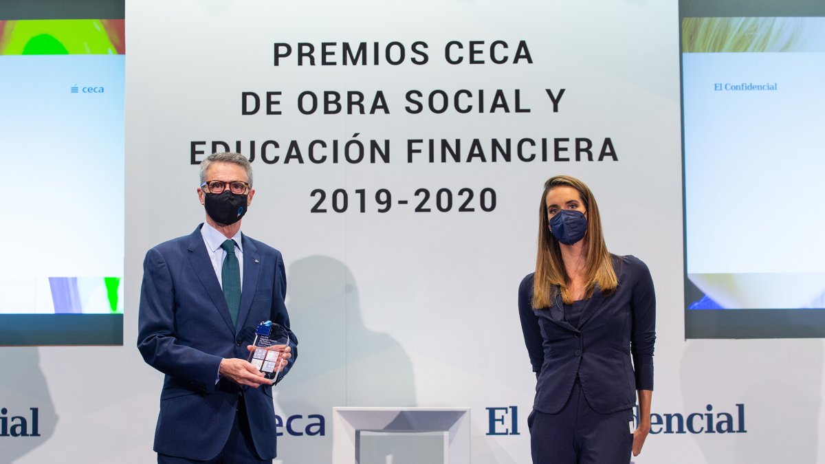 El presidente de la Fundación Cajacírculo, Emilio de Domingo, con uno de los premios. ECB