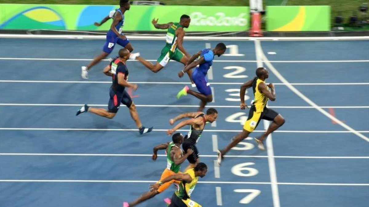 Usain Bolt, en su esprint final hacia el oro de los 100 metros.-REUTERS / ERIC FEFERBERG