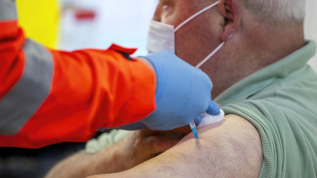 Los nacidos en 1948 y 1949 en Burgos y el alfoz se podrán vacunar el 24 y el 25 de abril. SANTI OTERO