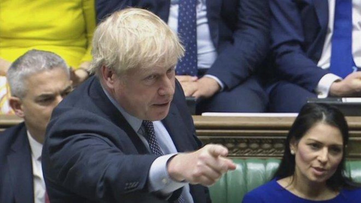 Primer Ministo Britanico Boris Johnson interviniendo en el Parlamento.-HOUSE OF COMMONS VIA AP