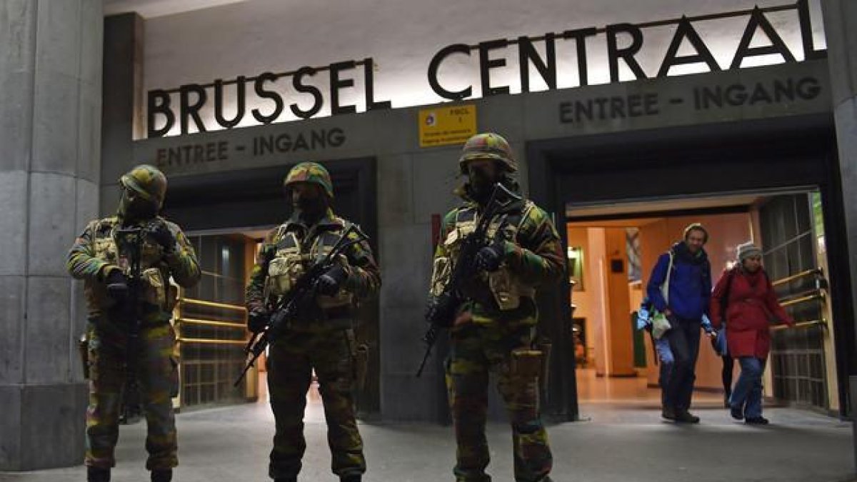 Soldados enmascarados frente a la estación central de Bruselas.-AFP