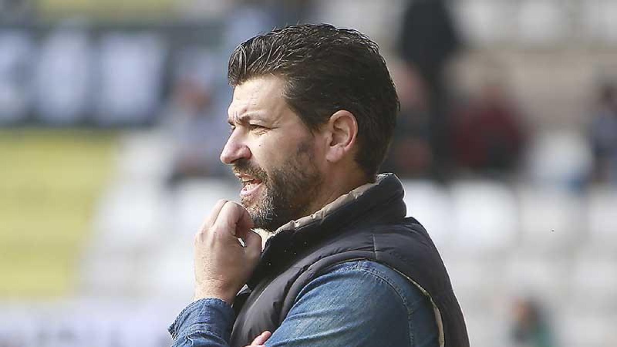 Fernando Estévez observa atento el desarrollo de un partido-Raúl G. Ochoa