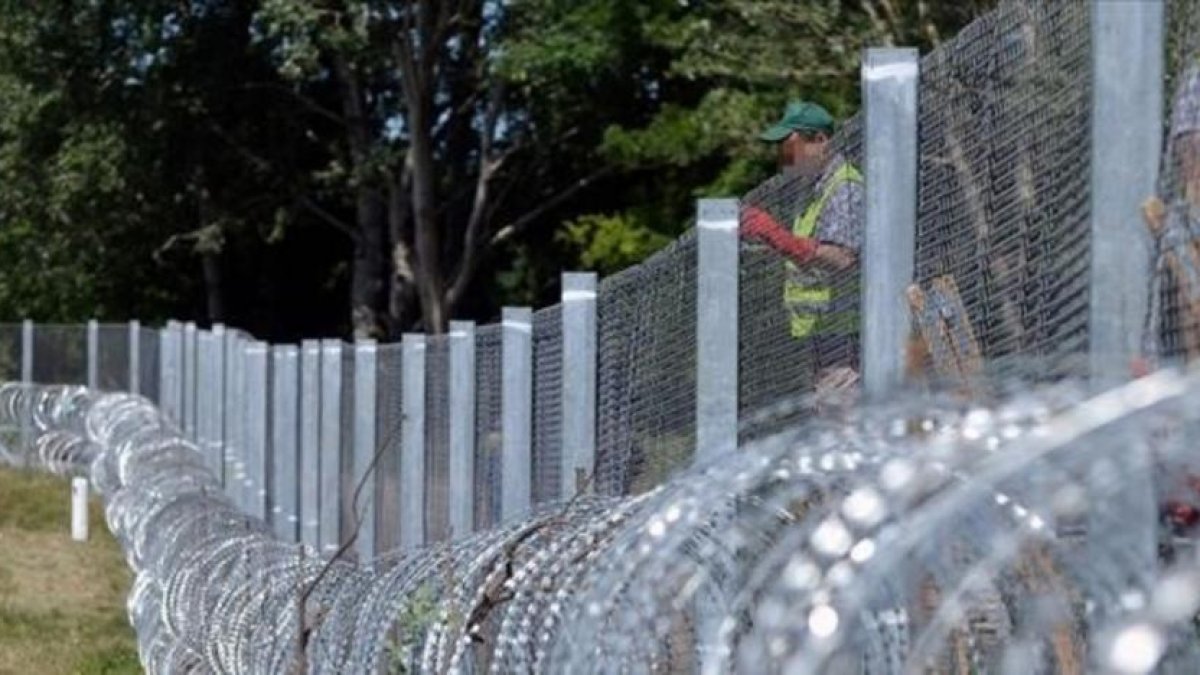 Trabajos en un sector de la valla levantada por Hungría en su frontera con Serbia, el 31 de mayo pasado.-CSABA SEGESVARI / AFP